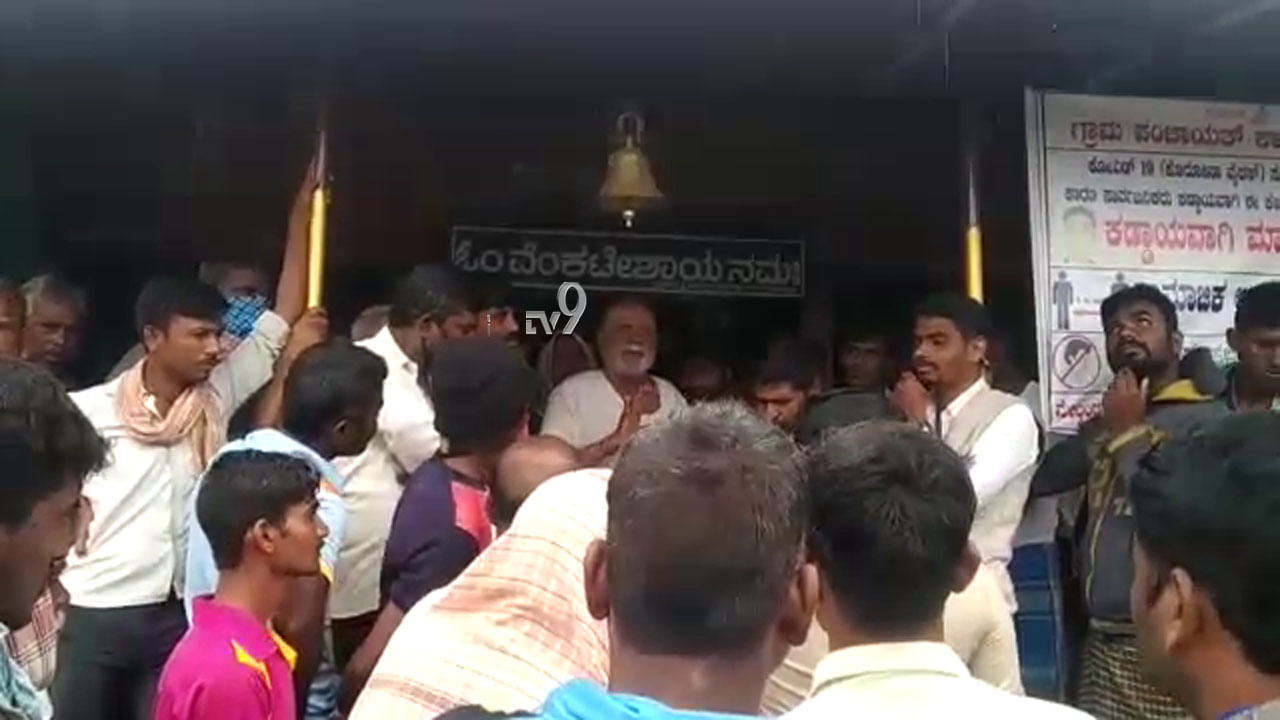 ನಾವೆಲ್ಲೂ ಹೋಗಲ್ಲ..ಇಲ್ಲೇ ಶೆಡ್ ಹಾಕಿಕೊಡಿ : ಪ್ರವಾಹದ ಭೀತಿಯ ಮಧ್ಯೆಯೂ ಗ್ರಾಮಸ್ಥರ ಹಠ ನಾವೆಲ್ಲೂ ಹೋಗಲ್ಲ..ಇಲ್ಲೇ ಶೆಡ್ ಹಾಕಿಕೊಡಿ : ಪ್ರವಾಹದ ಭೀತಿಯ ಮಧ್ಯೆಯೂ ಗ್ರಾಮಸ್ಥರ ಹಠ