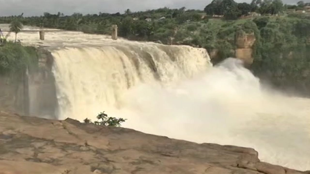 ಕೌಟುಂಬಿಕ ಕಲಹದಿಂದ ಮನನೊಂದು.. ಗೋಕಾಕ್ ಫಾಲ್ಸ್ ಮೇಲಿಂದ ಬಿದ್ದು ಟೆಕ್ಕಿ ಆತ್ಮಹತ್ಯೆ ಕೌಟುಂಬಿಕ ಕಲಹದಿಂದ ಮನನೊಂದು.. ಗೋಕಾಕ್ ಫಾಲ್ಸ್ ಮೇಲಿಂದ ಬಿದ್ದು ಟೆಕ್ಕಿ ಆತ್ಮಹತ್ಯೆ