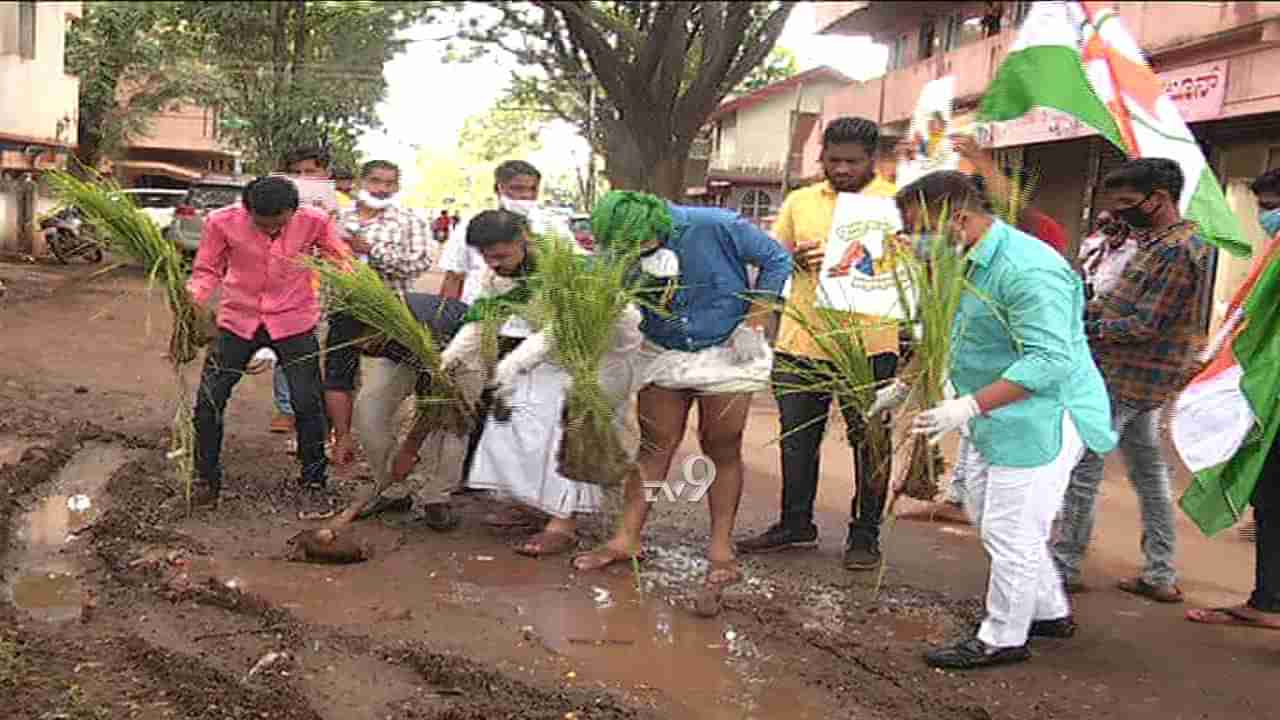 ಸಚಿವ ಜಗದೀಶ್ ಶೆಟ್ಟರ್ ಮನೆ ಎದುರಿಗೇ ಭತ್ತ ನಾಟಿ ಮಾಡಿದರು!