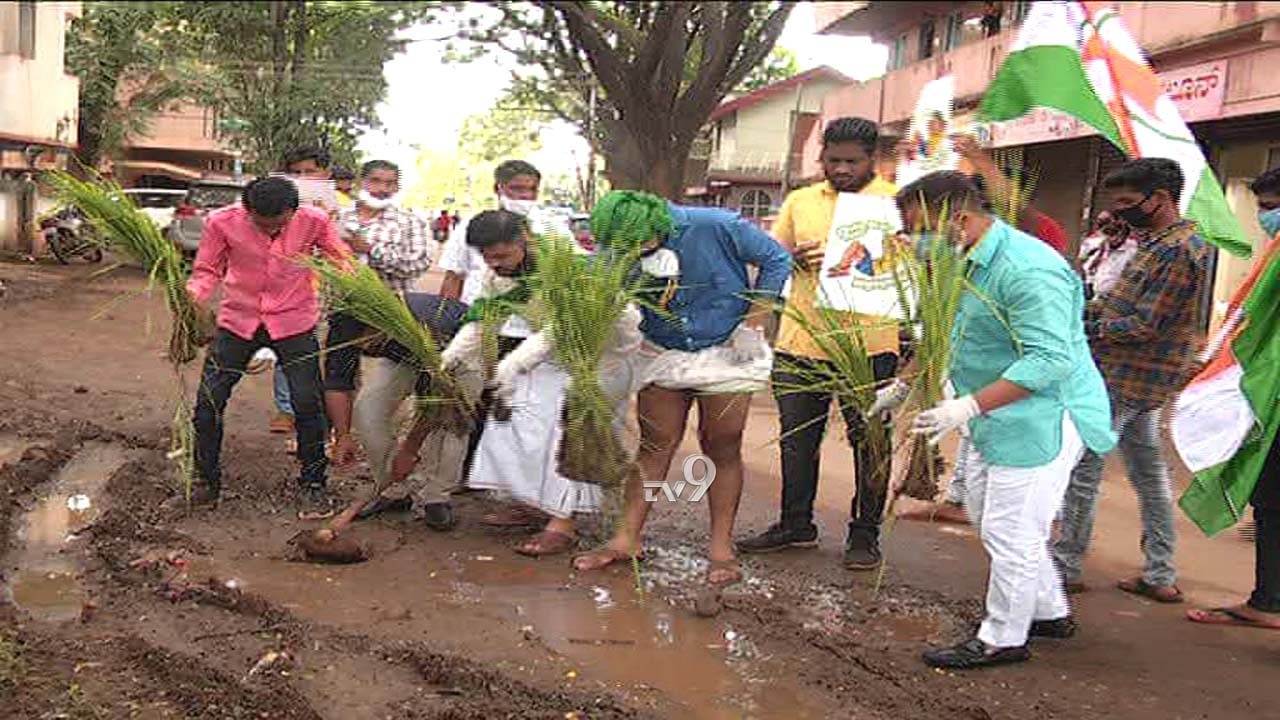 ಸಚಿವ ಜಗದೀಶ್ ಶೆಟ್ಟರ್ ಮನೆ ಎದುರಿಗೇ ಭತ್ತ ನಾಟಿ ಮಾಡಿದರು!