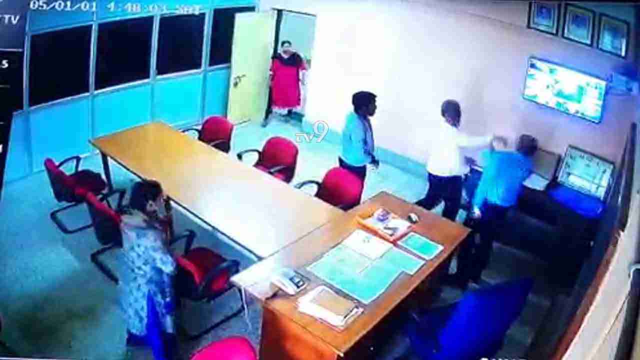 ಗುಲಬರ್ಗಾ ವಿವಿಯಲ್ಲಿ ಪ್ರಾಧ್ಯಾಪಕರ ನಡುವೆ ಕಿತ್ತಾಟ, ಜೀವ ಬೆದರಿಕೆ: CCTVಯಲ್ಲಿ ಸೆರೆ