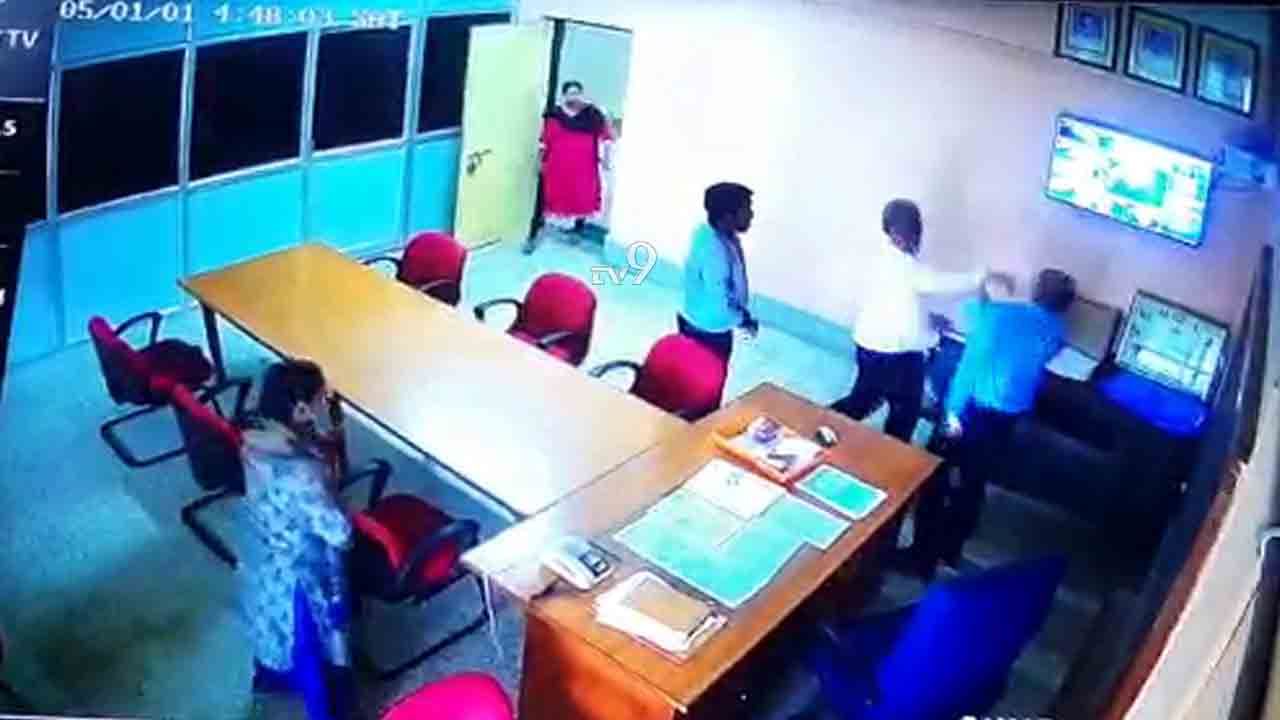 ಗುಲಬರ್ಗಾ ವಿವಿಯಲ್ಲಿ ಪ್ರಾಧ್ಯಾಪಕರ ನಡುವೆ ಕಿತ್ತಾಟ, ಜೀವ ಬೆದರಿಕೆ: CCTVಯಲ್ಲಿ ಸೆರೆ