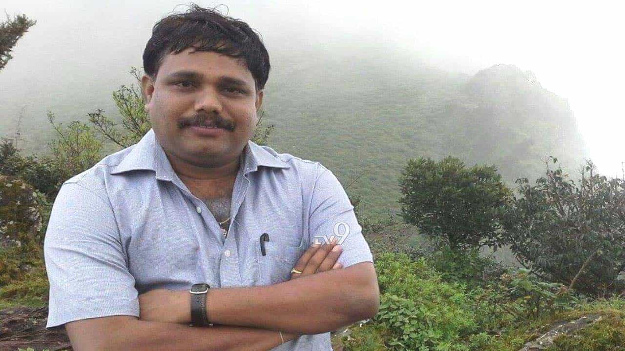 ಕಚೇರಿಯಲ್ಲೇ ಸಹೋದ್ಯೋಗಿಗೆ ಕಿಸ್ ಕೊಟ್ಟ ತಹಶೀಲ್ದಾರ್, ಎಲ್ಲಿ? ಕಚೇರಿಯಲ್ಲೇ ಸಹೋದ್ಯೋಗಿಗೆ ಕಿಸ್ ಕೊಟ್ಟ ತಹಶೀಲ್ದಾರ್, ಎಲ್ಲಿ?