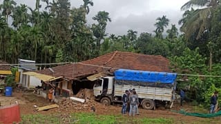 BIEC ಸೆಂಟರ್​ನಿಂದ ಫಸ್ಟ್​ ಬ್ಯಾಚ್​ ವಾಪಸ್​: ಶಾಸಕ ಜಮೀರ್​ರಿಂದ​ ಭವ್ಯ ಸ್ವಾಗತ