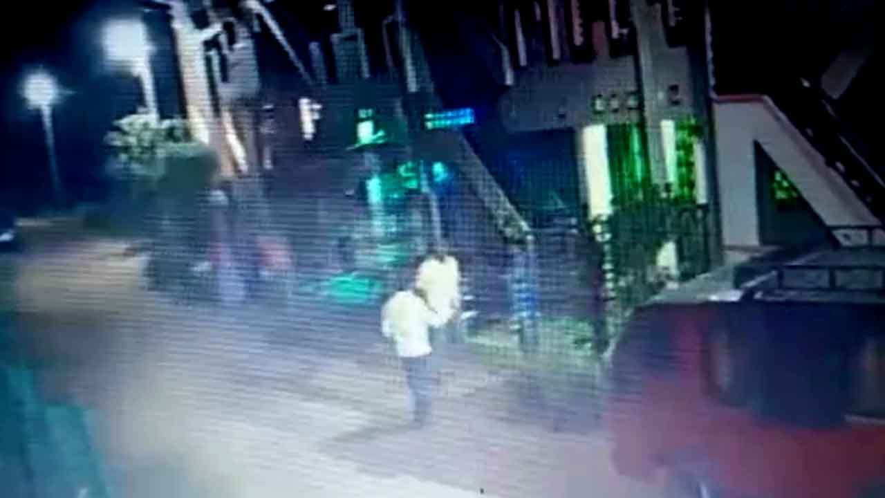 ಕ್ಷುಲ್ಲಕ ಕಾರಣಕ್ಕೆ ನಿವೃತ್ತ ಶಿಕ್ಷಕನ ಮೇಲೆ ಚಪ್ಪಲಿಯಿಂದ ಹಲ್ಲೆ.. ಎಲ್ಲಿ? ಕ್ಷುಲ್ಲಕ ಕಾರಣಕ್ಕೆ ನಿವೃತ್ತ ಶಿಕ್ಷಕನ ಮೇಲೆ ಚಪ್ಪಲಿಯಿಂದ ಹಲ್ಲೆ.. ಎಲ್ಲಿ?