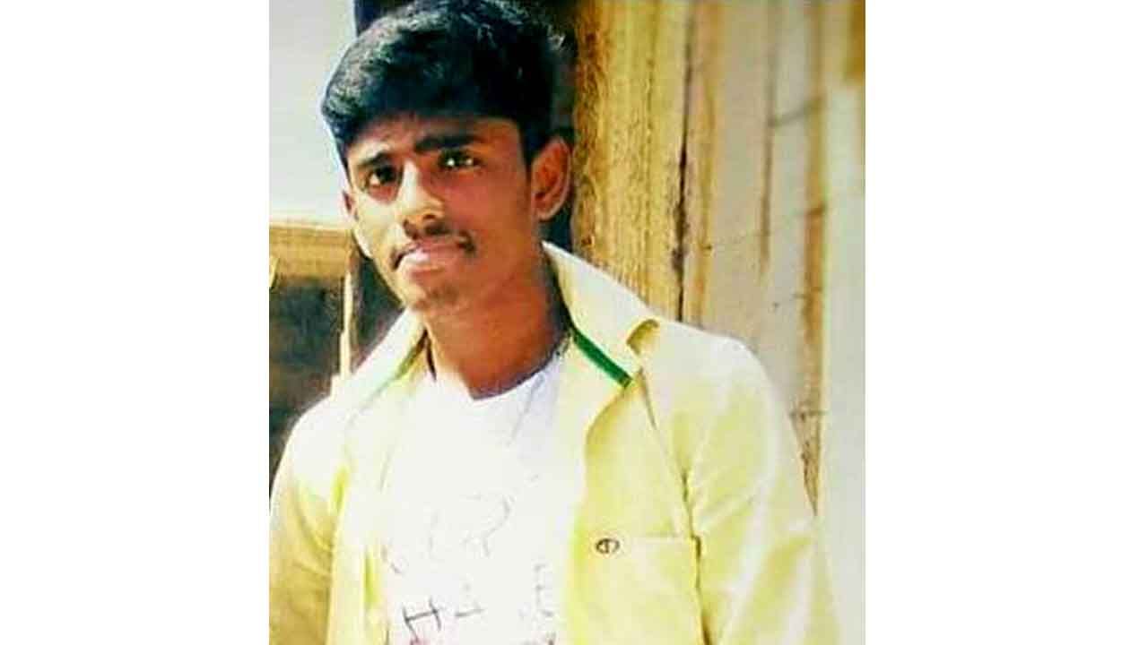 ನೀರು ಕೇಳುವ ನೆಪದಲ್ಲಿ ಮನೆಗೆ ಬಂದು ಯುವಕನಿಗೆ ಚಾಕು ಇರಿದು ಬೈಕ್ ಕಳ್ಳತನ! ನೀರು ಕೇಳುವ ನೆಪದಲ್ಲಿ ಮನೆಗೆ ಬಂದು ಯುವಕನಿಗೆ ಚಾಕು ಇರಿದು ಬೈಕ್ ಕಳ್ಳತನ!