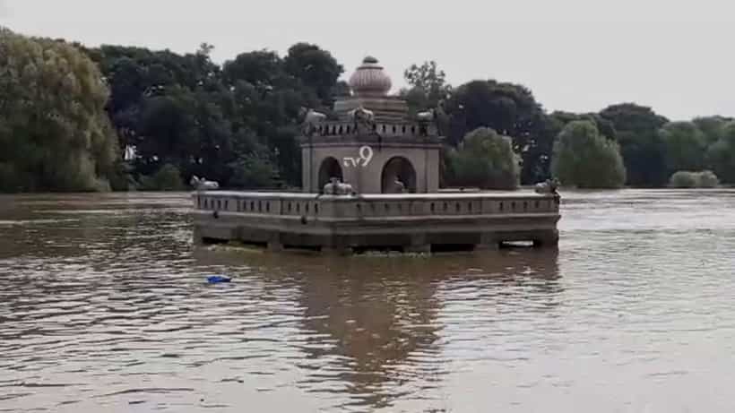 ಪ್ರವಾಹದ ಭೀತಿಯಲ್ಲಿ ದಕ್ಷಿಣ ಕಾಶಿ ನಂಜನಗೂಡು, ಮಿಂದೇಳುವವರ ಹುಚ್ಚು ಸಾಹಸಕ್ಕೆ ಕಡಿವಾಣವಿಲ್ಲ