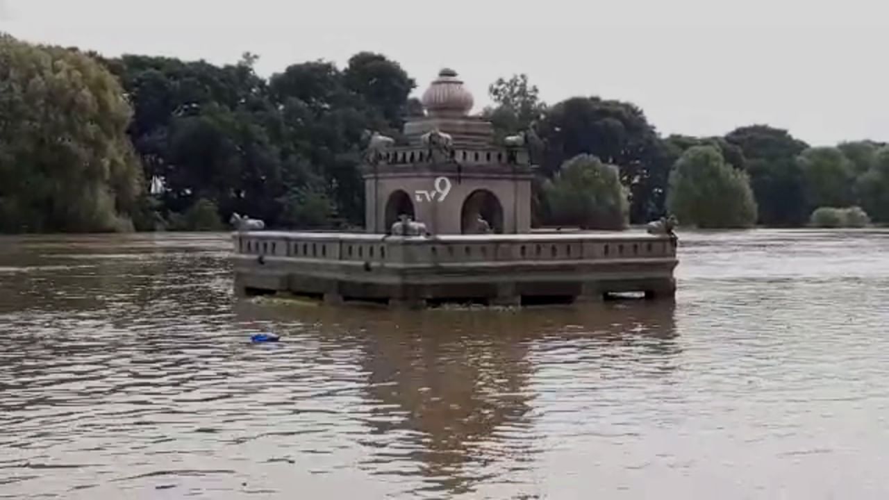 ಪ್ರವಾಹದ ಭೀತಿಯಲ್ಲಿ ದಕ್ಷಿಣ ಕಾಶಿ ನಂಜನಗೂಡು, ಮಿಂದೇಳುವವರ ಹುಚ್ಚು ಸಾಹಸಕ್ಕೆ ಕಡಿವಾಣವಿಲ್ಲ ಪ್ರವಾಹದ ಭೀತಿಯಲ್ಲಿ ದಕ್ಷಿಣ ಕಾಶಿ ನಂಜನಗೂಡು, ಮಿಂದೇಳುವವರ ಹುಚ್ಚು ಸಾಹಸಕ್ಕೆ ಕಡಿವಾಣವಿಲ್ಲ