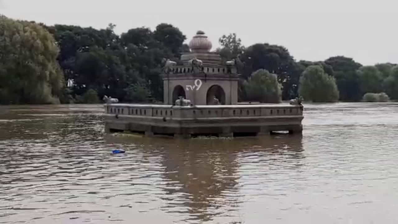 ಪ್ರವಾಹದ ಭೀತಿಯಲ್ಲಿ ದಕ್ಷಿಣ ಕಾಶಿ ನಂಜನಗೂಡು, ಮಿಂದೇಳುವವರ ಹುಚ್ಚು ಸಾಹಸಕ್ಕೆ ಕಡಿವಾಣವಿಲ್ಲ ಪ್ರವಾಹದ ಭೀತಿಯಲ್ಲಿ ದಕ್ಷಿಣ ಕಾಶಿ ನಂಜನಗೂಡು, ಮಿಂದೇಳುವವರ ಹುಚ್ಚು ಸಾಹಸಕ್ಕೆ ಕಡಿವಾಣವಿಲ್ಲ