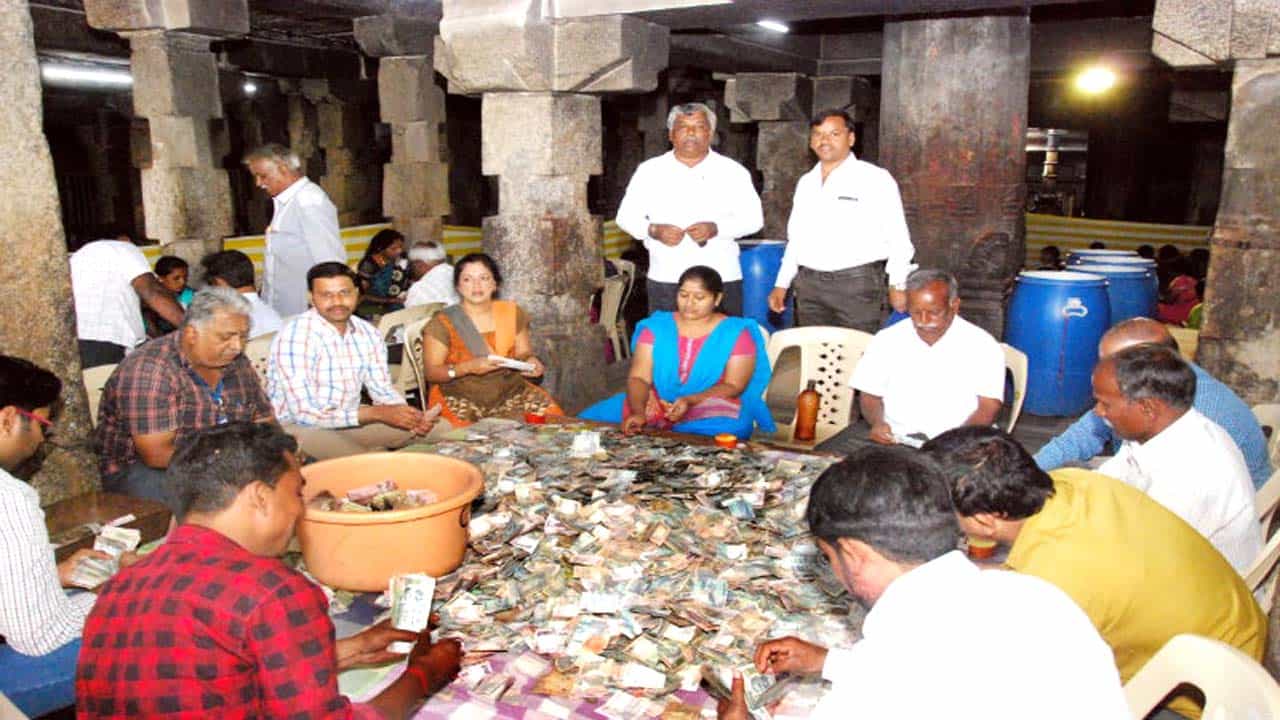 ಲಾಕ್ಡೌನ್ನಲ್ಲೂ ದೇವರಿಗೆ ಮೋಸ ಮಾಡಿದ ಭಕ್ತರು, ಎಲ್ಲಿ? ಲಾಕ್ಡೌನ್ನಲ್ಲೂ ದೇವರಿಗೆ ಮೋಸ ಮಾಡಿದ ಭಕ್ತರು, ಎಲ್ಲಿ?