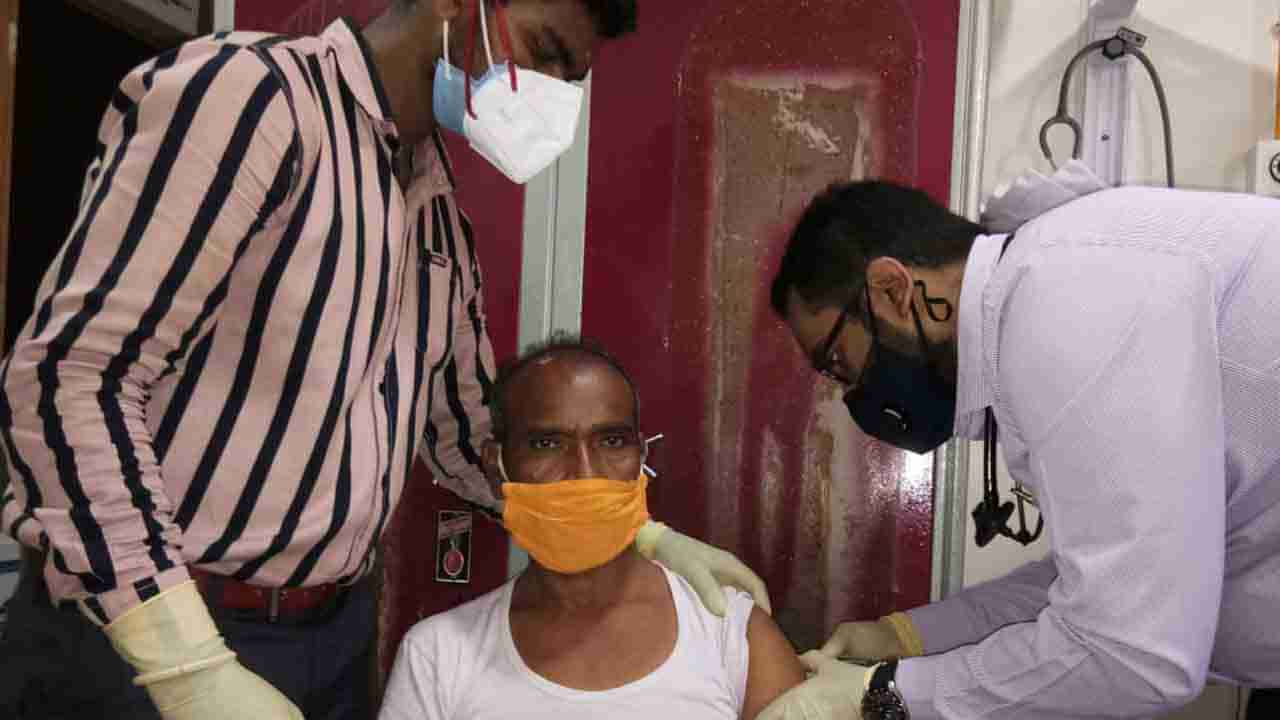 ಮೊದಲನೇ ಹಂತದ ಪ್ರಾಯೋಗಿಕ ಲಸಿಕೆ ಪಡೆದ ಕಾದಂಬರಿಕಾರ ಡಿ.ಸಿ ಪಾಣಿ