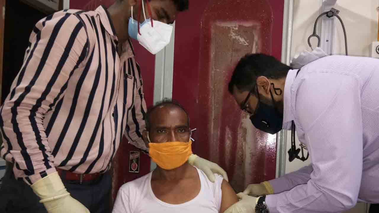 ಮೊದಲನೇ ಹಂತದ ಪ್ರಾಯೋಗಿಕ ಲಸಿಕೆ ಪಡೆದ ಕಾದಂಬರಿಕಾರ ಡಿ.ಸಿ ಪಾಣಿ ಮೊದಲನೇ ಹಂತದ ಪ್ರಾಯೋಗಿಕ ಲಸಿಕೆ ಪಡೆದ ಕಾದಂಬರಿಕಾರ ಡಿ.ಸಿ ಪಾಣಿ