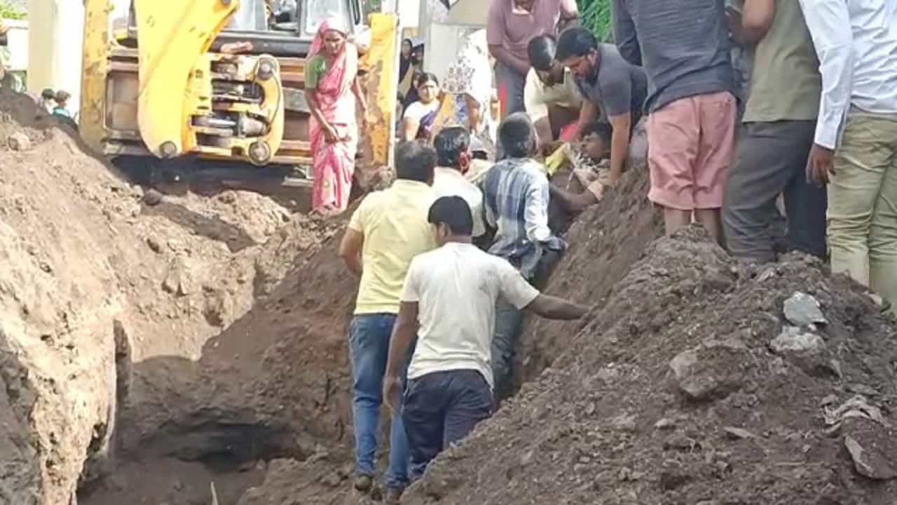 ಮಣ್ಣಿನಡಿ ಸಿಲುಕಿದ್ದ ಪೌರಕಾರ್ಮಿಕನ ರಕ್ಷಣೆ, ಹೆಚ್ಚಿನ ಚಿಕಿತ್ಸೆಗಾಗಿ ಜಿಲ್ಲಾಸ್ಪತ್ರೆಗೆ ರವಾನೆ