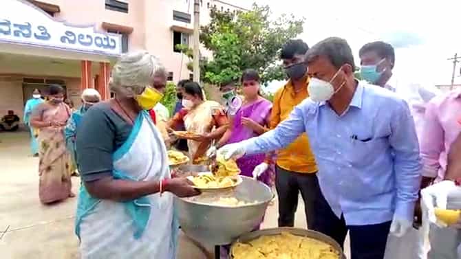 ಕೋವಿಡ್ ಸೆಂಟರ್​ನಲ್ಲಿ ಹೋಳಿಗೆ ಊಟ ಬಡಿಸಿದ ಎಂ.ಪಿ. ರೇಣುಕಾಚಾರ್ಯ
