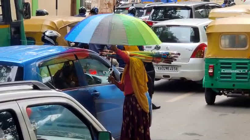 ಬದುಕು ಮೂರಾ‘ಬಟ್ಟೆ’.. ಸಿಗ್ನಲ್ ಬದುಕಿನಲ್ಲಿ ಬಿರುಗಾಳಿ ಬೀಸಿದ ಕೊರೊನಾ