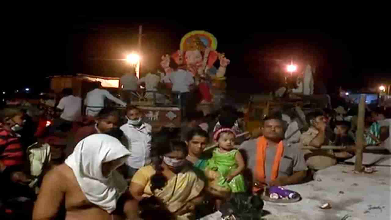 ಗಣೇಶ ವಿಸರ್ಜನೆ ವೇಳೆ ಕಲ್ಲು ತೂರಾಟ, ವಾಹನಗಳು ಮೋರಿಗೆ: ಯಾವೂರಲ್ಲಿ?