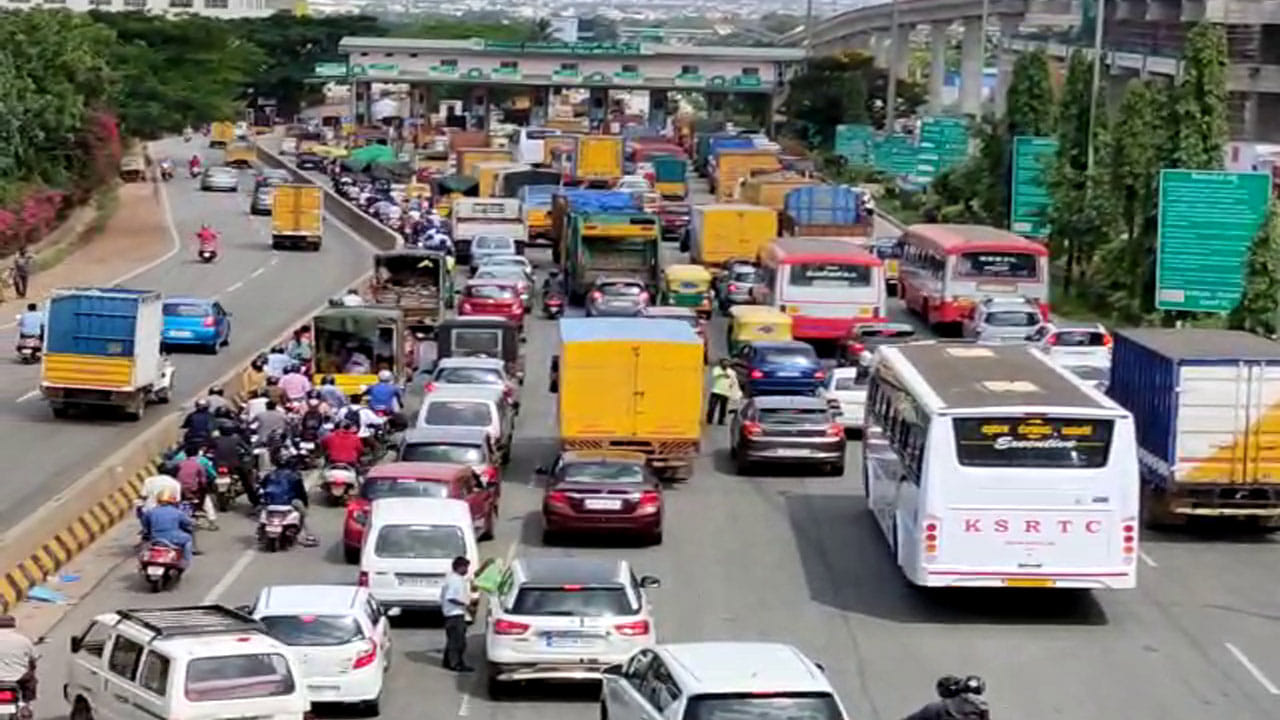 Weekend ಬೆಂಗಳೂರು ತೊರೆಯುತ್ತಿರುವ ಜನ, ರಾಷ್ಟ್ರೀಯ ಹೆದ್ದಾರಿಗಳಲ್ಲಿ ಟ್ರಾಫಿಕ್ ಜಾಂ Weekend ಬೆಂಗಳೂರು ತೊರೆಯುತ್ತಿರುವ ಜನ, ರಾಷ್ಟ್ರೀಯ ಹೆದ್ದಾರಿಗಳಲ್ಲಿ ಟ್ರಾಫಿಕ್ ಜಾಂ