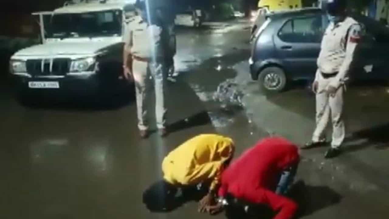 ನಡು ರಸ್ತೆಯಲ್ಲಿ ಪುಂಡರಿಗೆ ಬಸ್ಕಿ ಹೊಡೆಸಿದ ಪೊಲೀಸರು.. ಎಲ್ಲಿ? ನಡು ರಸ್ತೆಯಲ್ಲಿ ಪುಂಡರಿಗೆ ಬಸ್ಕಿ ಹೊಡೆಸಿದ ಪೊಲೀಸರು.. ಎಲ್ಲಿ?