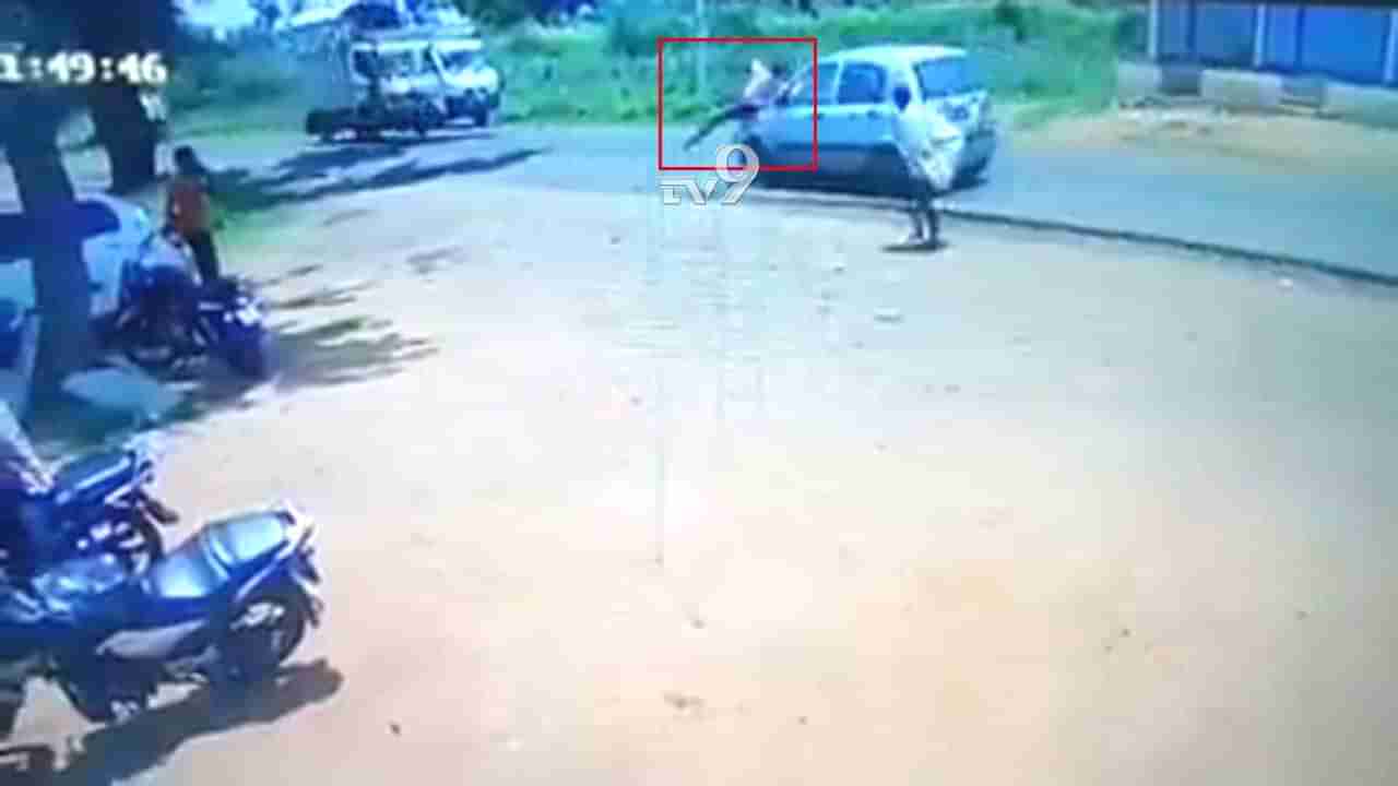 ಪಾದಚಾರಿಗೆ ಕಾರು ಡಿಕ್ಕಿ, ದೃಶ್ಯ CCTVಯಲ್ಲಿ ಸೆರೆ: ಕಾರ್ ಚಾಲಕನ ಬಂಧನಕ್ಕೆ ಬಲೆ