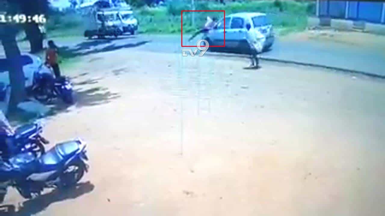 ಪಾದಚಾರಿಗೆ ಕಾರು ಡಿಕ್ಕಿ, ದೃಶ್ಯ CCTVಯಲ್ಲಿ ಸೆರೆ: ಕಾರ್ ಚಾಲಕನ ಬಂಧನಕ್ಕೆ ಬಲೆ
