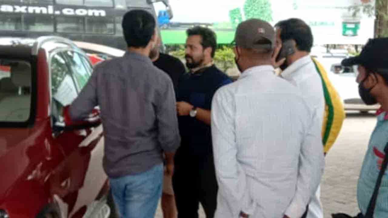 ವಿಜಯ ರಾಘವೇಂದ್ರ ಕಾರಿಗೆ ಪೆಟ್ರೋಲ್ ಬದಲು.. ಡೀಸೆಲ್ ಹಾಕಿ ಕಳಿಸಿದ್ರು! ವಿಜಯ ರಾಘವೇಂದ್ರ ಕಾರಿಗೆ ಪೆಟ್ರೋಲ್ ಬದಲು.. ಡೀಸೆಲ್ ಹಾಕಿ ಕಳಿಸಿದ್ರು!
