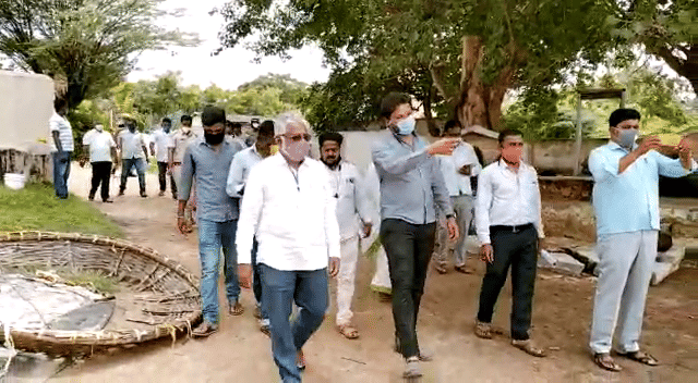 ನೆರೆಪೀಡಿತ ಪ್ರದೇಶಗಳ ರೈತರಿಗೆ ಶಾಸಕ ಮಹೇಶ್ ಸಾಂತ್ವನ ನೆರೆಪೀಡಿತ ಪ್ರದೇಶಗಳ ರೈತರಿಗೆ ಶಾಸಕ ಮಹೇಶ್ ಸಾಂತ್ವನ