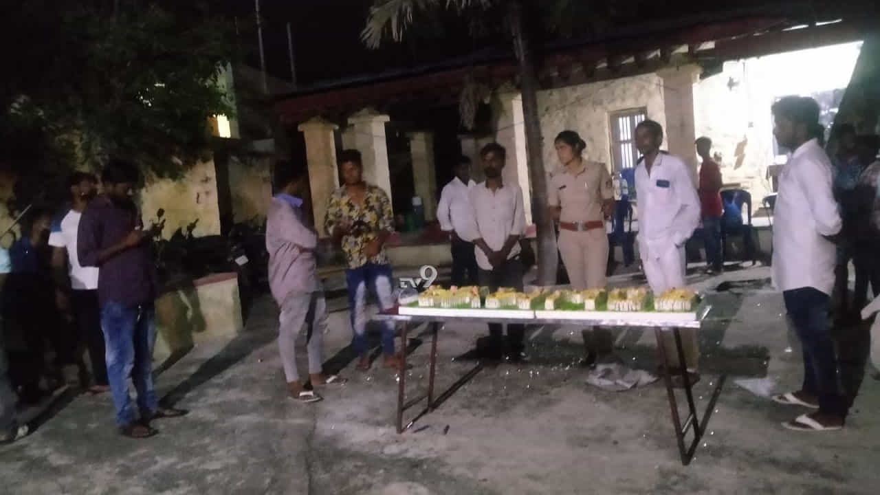 ನೂರಾರು ಜನರೊಂದಿಗೆ ಠಾಣೆಯಲ್ಲೇ ಲೇಡಿ PSI ಬರ್ತಡೇ ಸಂಭ್ರಮ, ಎಲ್ಲಿ? ನೂರಾರು ಜನರೊಂದಿಗೆ ಠಾಣೆಯಲ್ಲೇ ಲೇಡಿ PSI ಬರ್ತಡೇ ಸಂಭ್ರಮ, ಎಲ್ಲಿ?
