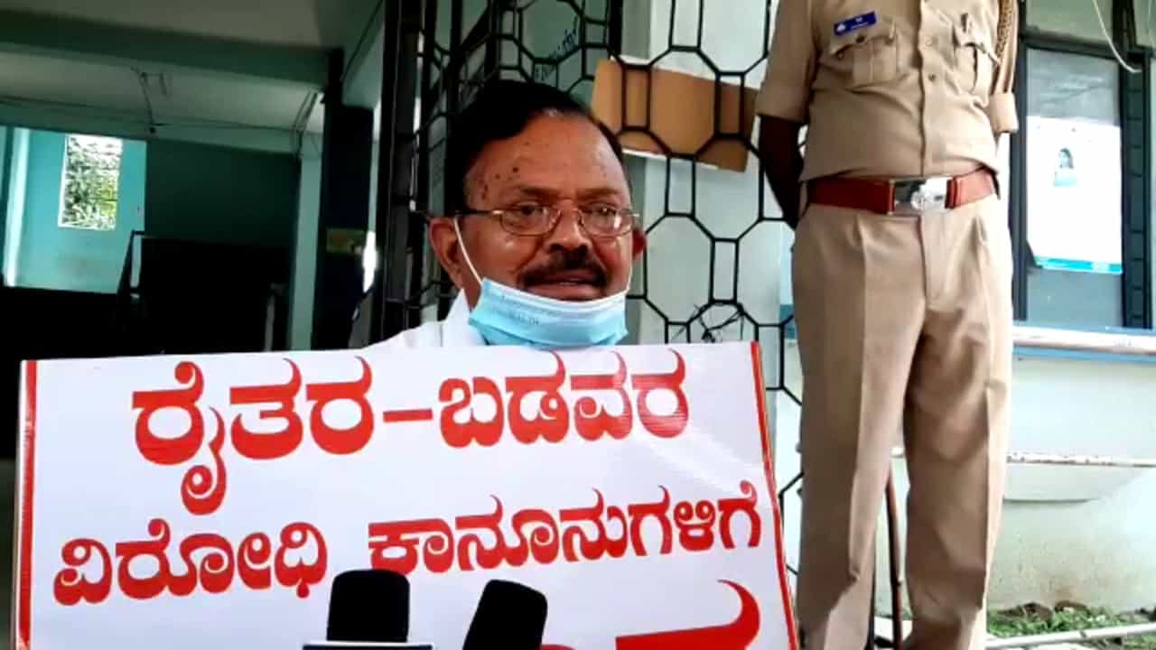 ಕೊರೊನಾ ಎಫೆಕ್ಟ್: ಅರಕಲಗೂಡು ಶಾಸಕ AT ರಾಮಸ್ವಾಮಿ ಏಕಾಂಗಿ ಪ್ರತಿಭಟನೆ