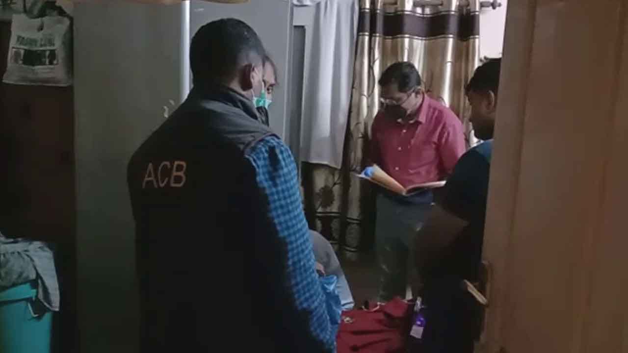 ಇಬ್ಬರು ನಿವೃತ್ತ ತಹಶೀಲ್ದಾರ್ ಮನೆಗಳ ಮೇಲೆ ACB ರೇಡ್, ಯಾಕೆ ಗೊತ್ತಾ? ಇಬ್ಬರು ನಿವೃತ್ತ ತಹಶೀಲ್ದಾರ್ ಮನೆಗಳ ಮೇಲೆ ACB ರೇಡ್, ಯಾಕೆ ಗೊತ್ತಾ?