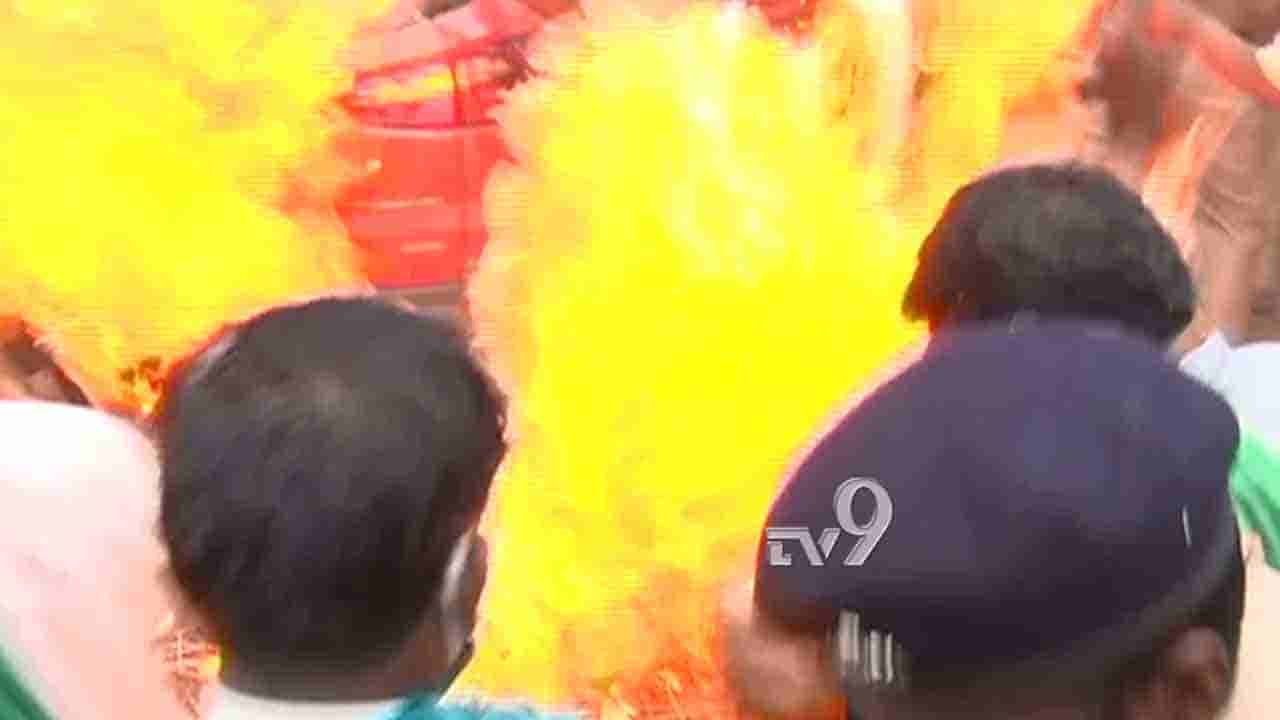 ರೈತ ಪ್ರತಿಭಟನೆಯ ‘ಕಿಚ್ಚು’: ಧರಣಿ ವೇಳೆ ಸ್ವಲ್ಪದರಲ್ಲೇ ತಪ್ಪಿದ ಅಗ್ನಿ ಅನಾಹುತ
