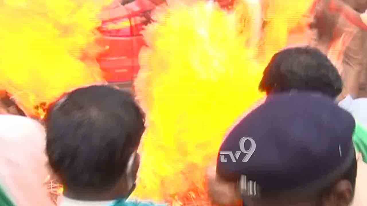 ರೈತ ಪ್ರತಿಭಟನೆಯ ‘ಕಿಚ್ಚು’: ಧರಣಿ ವೇಳೆ ಸ್ವಲ್ಪದರಲ್ಲೇ ತಪ್ಪಿದ ಅಗ್ನಿ ಅನಾಹುತ