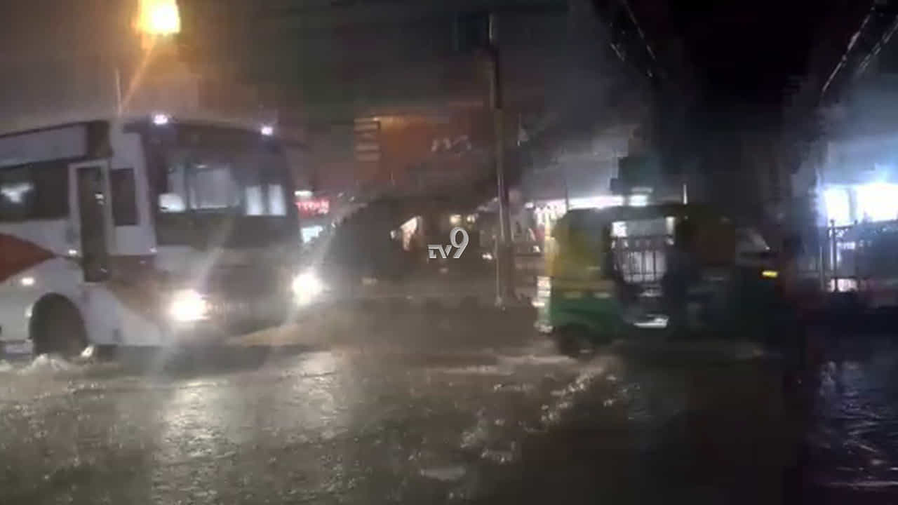 Bengaluru Rain: ಸಿಲಿಕಾನ್ ಸಿಟಿಯಲ್ಲಿ ಮತ್ತೆ ವರ್ಷಧಾರೆಯ ಆರ್ಭಟ: ಕೆರೆಯಂತಾದ ರಸ್ತೆಗಳು, ವಾಹನ ಸವಾರರ ಪರದಾಟ Bengaluru Rain: ಸಿಲಿಕಾನ್ ಸಿಟಿಯಲ್ಲಿ ಮತ್ತೆ ವರ್ಷಧಾರೆಯ ಆರ್ಭಟ: ಕೆರೆಯಂತಾದ ರಸ್ತೆಗಳು, ವಾಹನ ಸವಾರರ ಪರದಾಟ