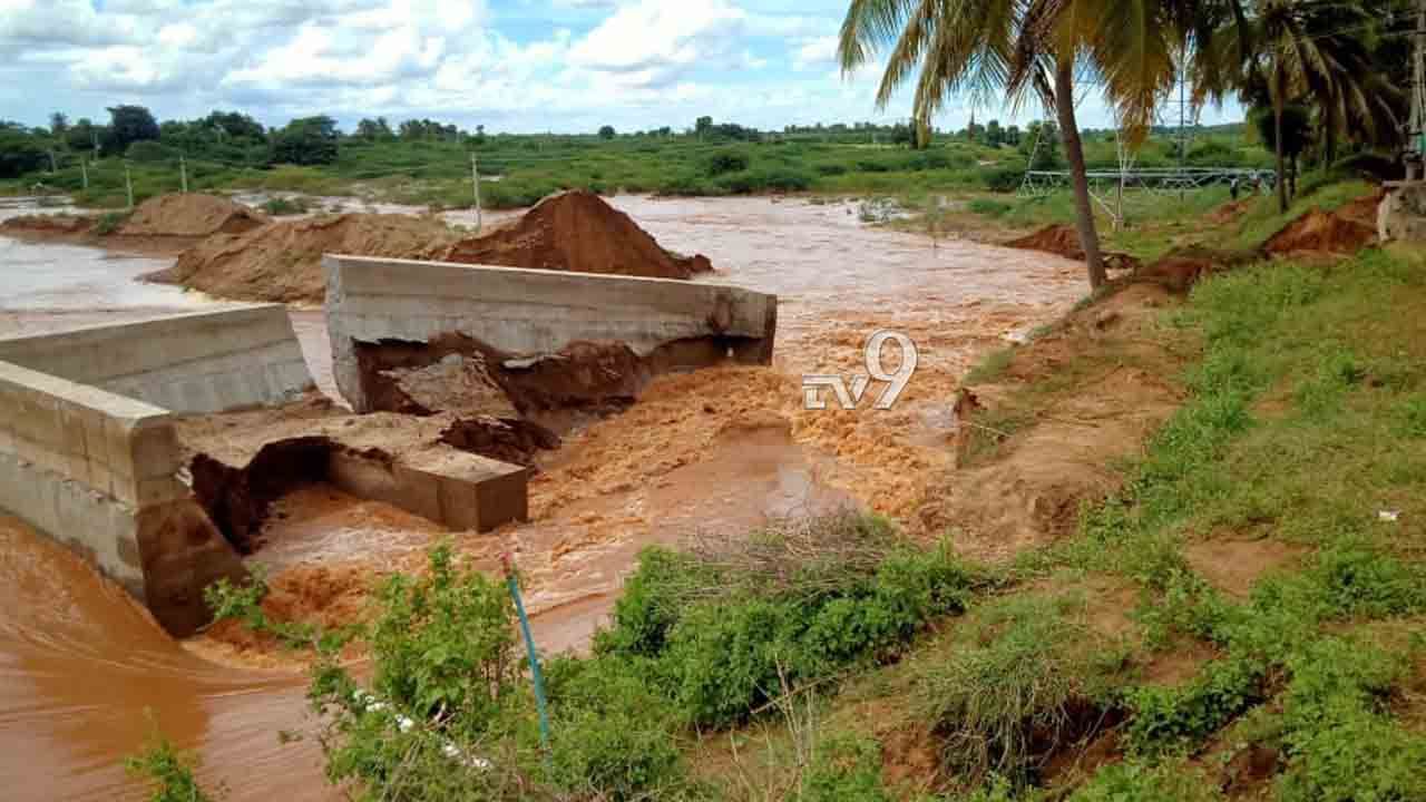 ಒಂದೇ ಮಳೆಗೆ ಕೊಚ್ಚಿಹೋದ ವೇದಾವತಿ ಅಣೆಕಟ್ಟೆ.. ಭುಗಿಲೆದ್ದ ಸ್ಥಳೀಯರ ಆಕ್ರೋಶ ಒಂದೇ ಮಳೆಗೆ ಕೊಚ್ಚಿಹೋದ ವೇದಾವತಿ ಅಣೆಕಟ್ಟೆ.. ಭುಗಿಲೆದ್ದ ಸ್ಥಳೀಯರ ಆಕ್ರೋಶ