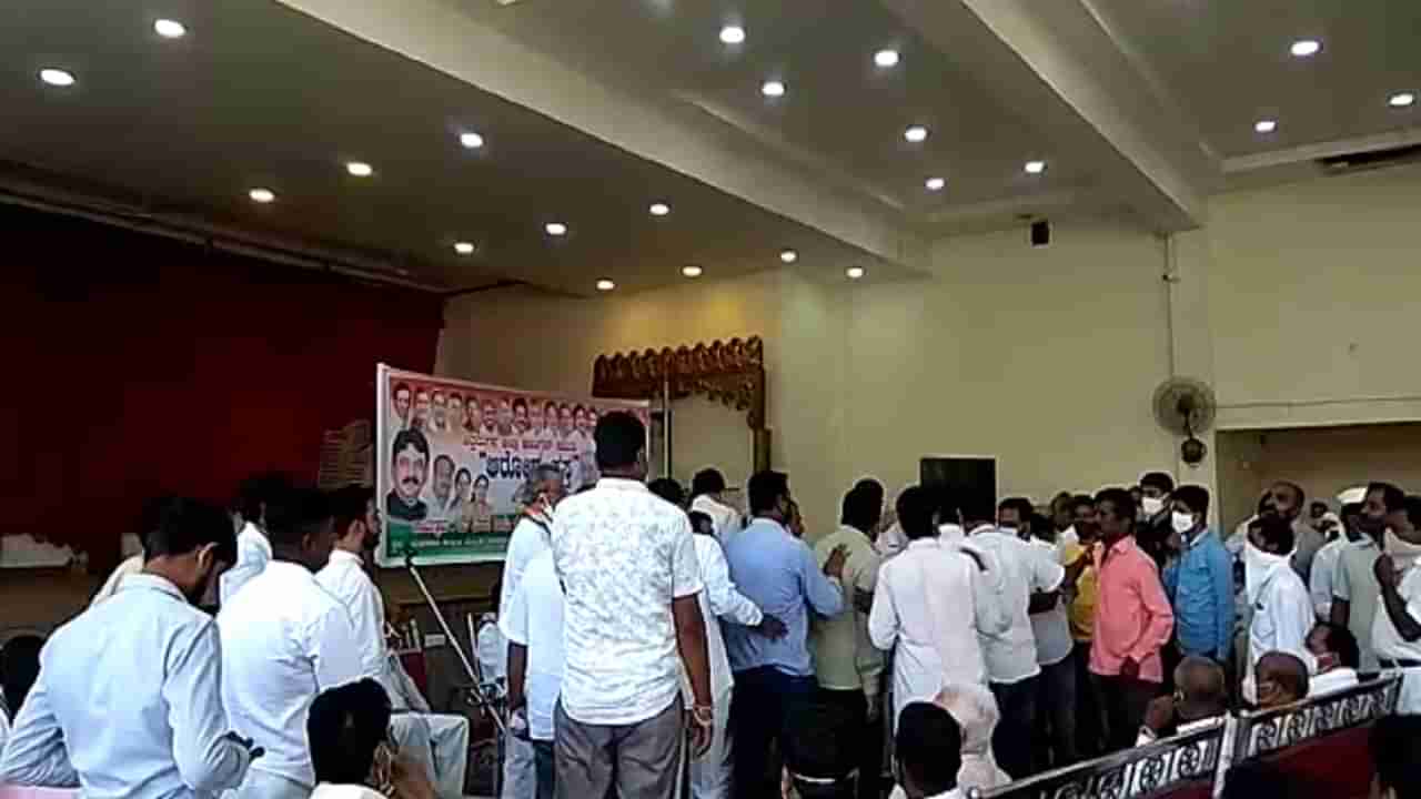 ಬ್ಯಾನರ್‌ನಲ್ಲಿ ಖರ್ಗೆ, ಪರಮೇಶ್ವರ್ ನಾಪತ್ತೆ! ವಾಗ್ವಾದ.. ಎಲ್ಲಿ?