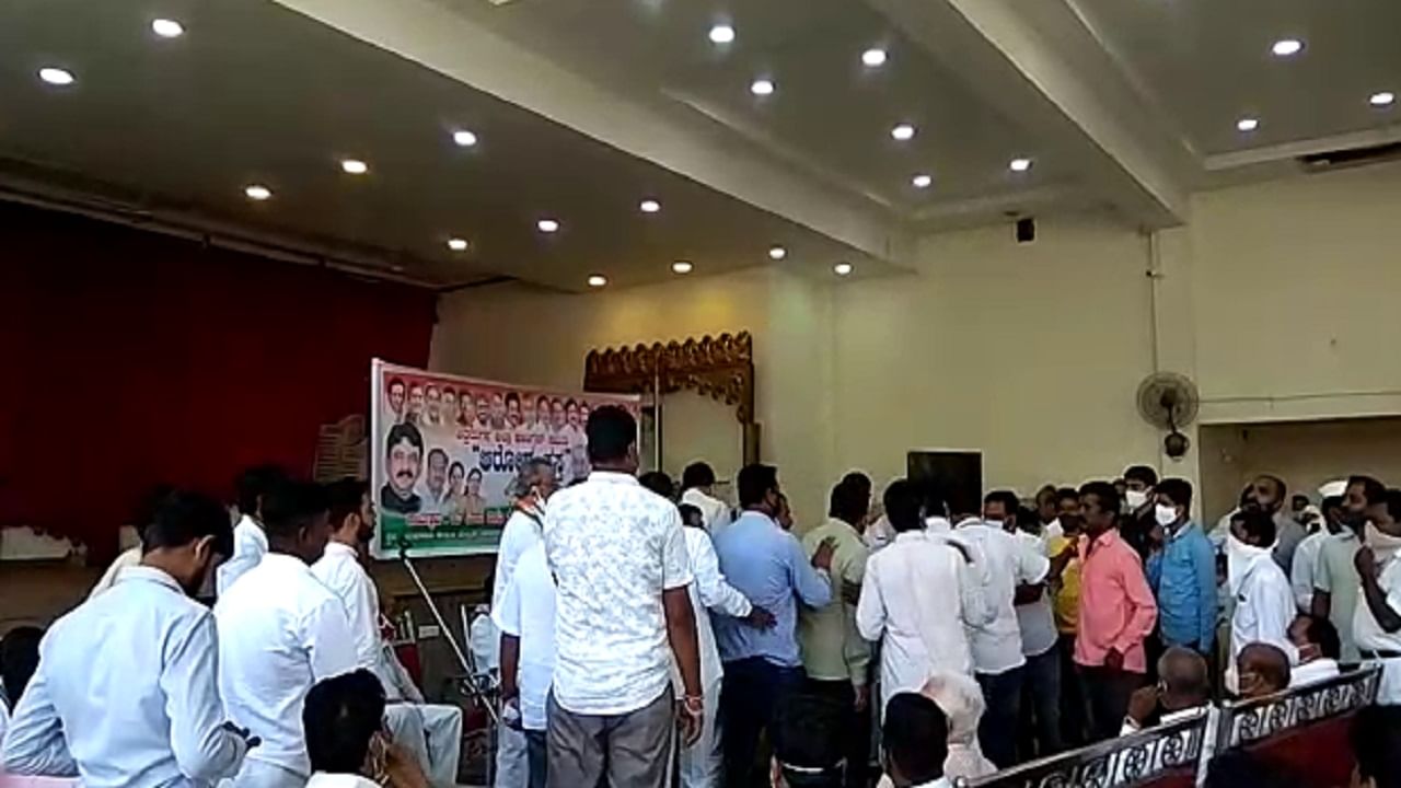 ಬ್ಯಾನರ್ನಲ್ಲಿ ಖರ್ಗೆ, ಪರಮೇಶ್ವರ್ ನಾಪತ್ತೆ! ವಾಗ್ವಾದ.. ಎಲ್ಲಿ? ಬ್ಯಾನರ್ನಲ್ಲಿ ಖರ್ಗೆ, ಪರಮೇಶ್ವರ್ ನಾಪತ್ತೆ! ವಾಗ್ವಾದ.. ಎಲ್ಲಿ?