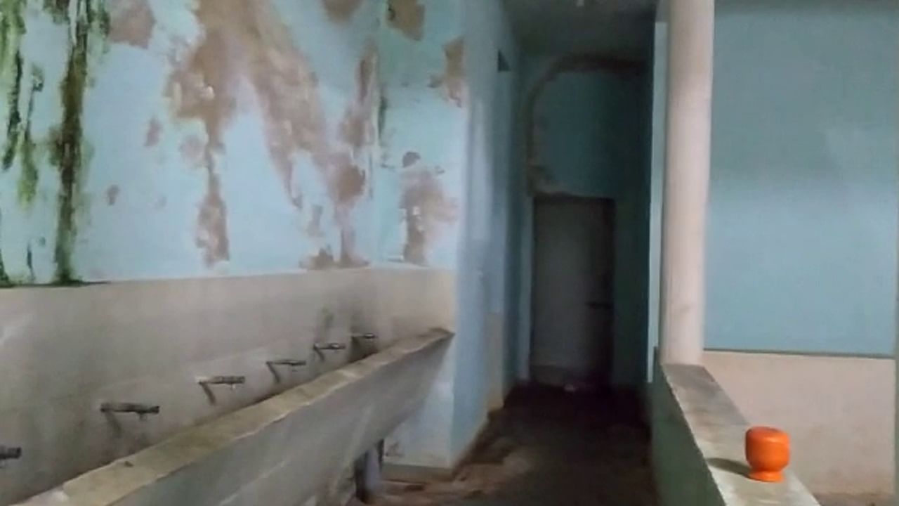 ಸೋಂಕಿತರ ರಕ್ತ ಹೀರುತ್ತಿವೆ ಸೊಳ್ಳೆಗಳು.. ಅವ್ಯವಸ್ಥೆಯ ಆಗರ ಈ ಕೊವಿಡ್ ಕೇರ್ ಸೆಂಟರ್ ಸೋಂಕಿತರ ರಕ್ತ ಹೀರುತ್ತಿವೆ ಸೊಳ್ಳೆಗಳು.. ಅವ್ಯವಸ್ಥೆಯ ಆಗರ ಈ ಕೊವಿಡ್ ಕೇರ್ ಸೆಂಟರ್