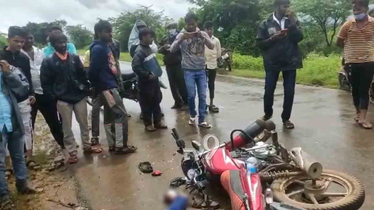 ಎತ್ತಿನ ಬಂಡಿಗೆ ಬೈಕ್ ಡಿಕ್ಕಿ: ಸ್ಥಳದಲ್ಲೇ ಸವಾರರಿಬ್ಬರ ದುರ್ಮರಣ, ಯಾವೂರಲ್ಲಿ? ಎತ್ತಿನ ಬಂಡಿಗೆ ಬೈಕ್ ಡಿಕ್ಕಿ: ಸ್ಥಳದಲ್ಲೇ ಸವಾರರಿಬ್ಬರ ದುರ್ಮರಣ, ಯಾವೂರಲ್ಲಿ?