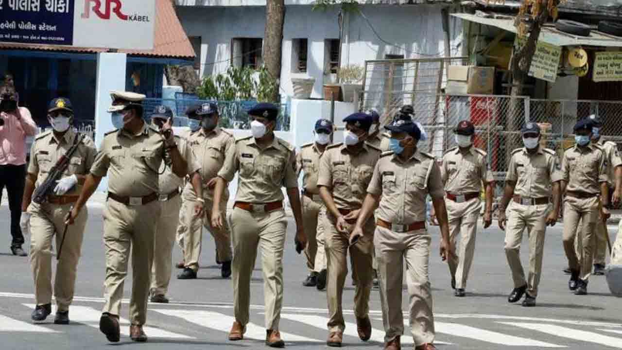 ಲಂಚ ಪಡೆಯುವಾಗ ರೆಡ್ ಹ್ಯಾಂಡ್​ ಆಗಿ ಸಿಕ್ಕಿಬೀಳ್ತಾನೆ ಅಂತಾ ಈ ಪೇದೆ ಏನ್​ ಮಾಡ್ದಾ ಗೊತ್ತಾ?