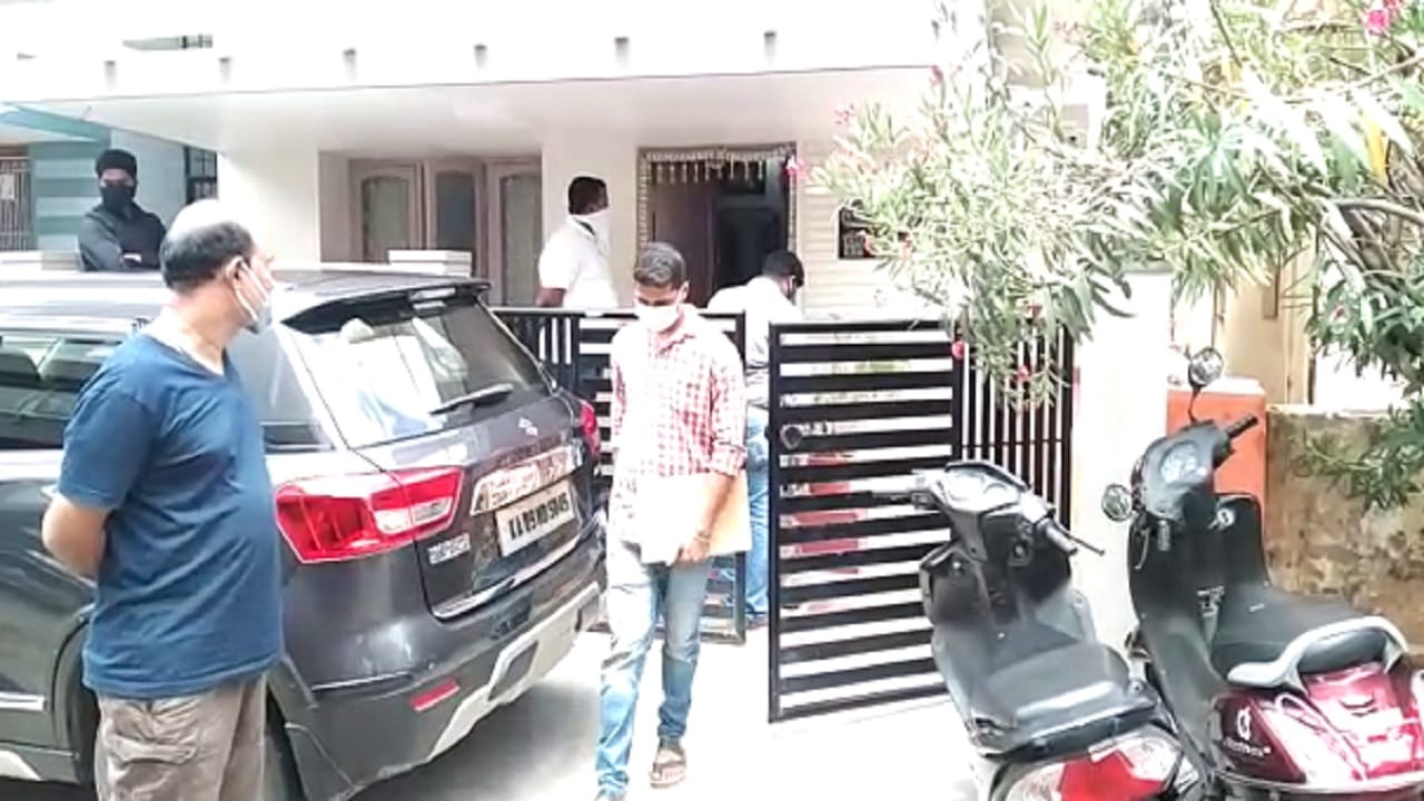 ಬೀಗ, ಬಾಗಿಲು, ಕಿಟಕಿ ಮುರಿದಿಲ್ಲ! ಆದ್ರೂ ಮನೆಯಲ್ಲಿ ನಡುರಾತ್ರಿ 2 KG ಚಿನ್ನ ಕಳವು ಬೀಗ, ಬಾಗಿಲು, ಕಿಟಕಿ ಮುರಿದಿಲ್ಲ! ಆದ್ರೂ ಮನೆಯಲ್ಲಿ ನಡುರಾತ್ರಿ 2 KG ಚಿನ್ನ ಕಳವು