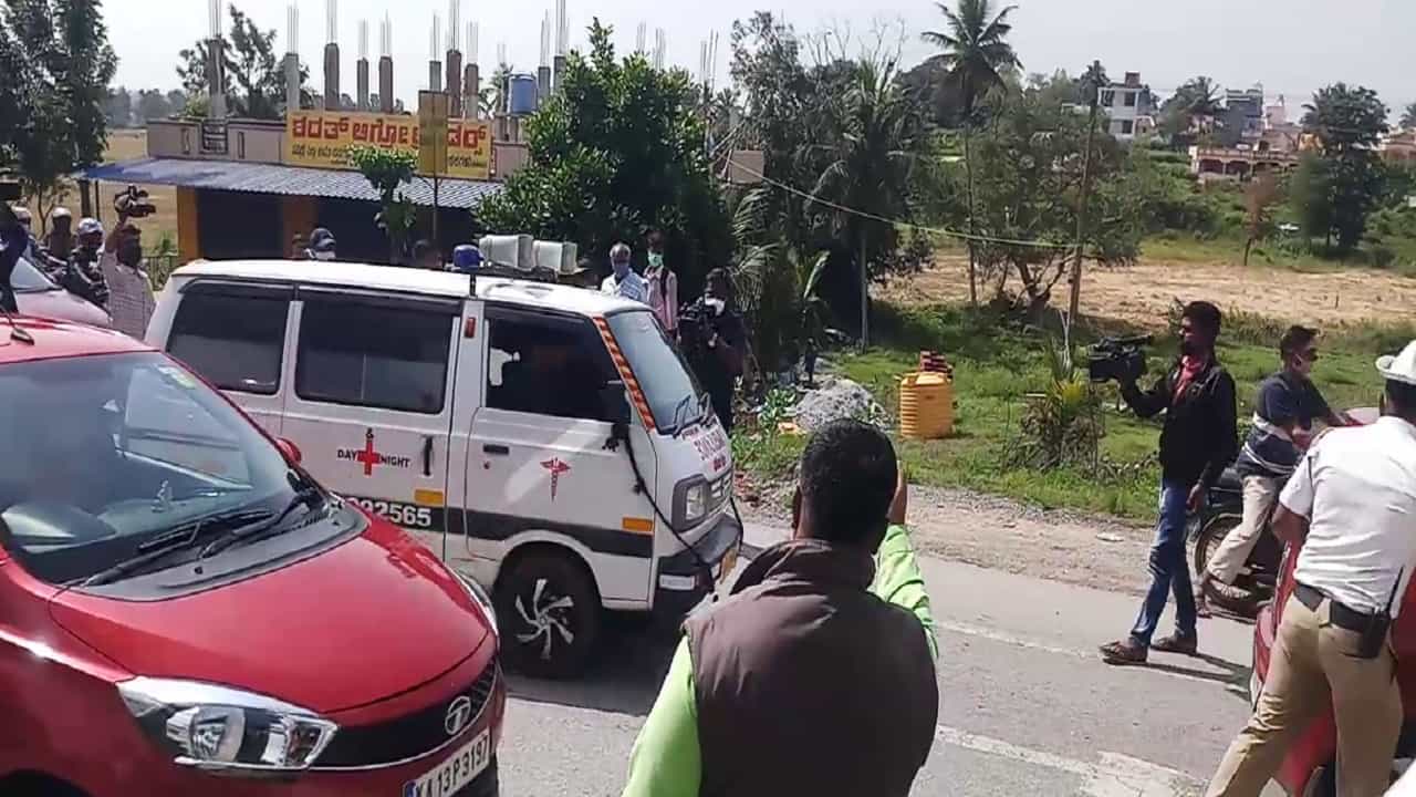 ಆಂಬ್ಯುಲೆನ್ಸ್ ವಾಹನಕ್ಕೆ ದಾರಿ ಮಾಡಿಕೊಟ್ಟು, ಮತ್ತೆ ಧರಣಿ ಶುರು.. ಆಂಬ್ಯುಲೆನ್ಸ್ ವಾಹನಕ್ಕೆ ದಾರಿ ಮಾಡಿಕೊಟ್ಟು, ಮತ್ತೆ ಧರಣಿ ಶುರು..