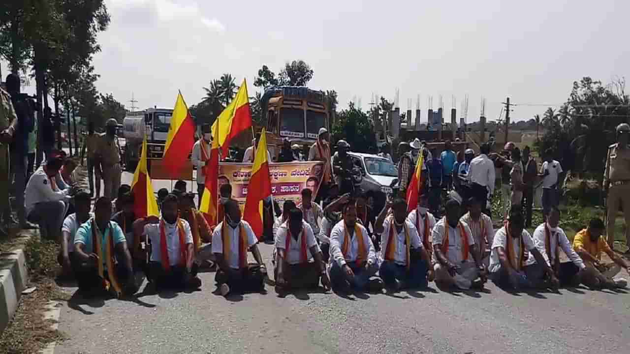 ರೈತರಿಂದ ಕರ್ನಾಟಕ ಬಂದ್: ಹಾಸನದಲ್ಲಿ ಹೆದ್ದಾರಿ ತಡೆದು ಆಕ್ರೋಶ