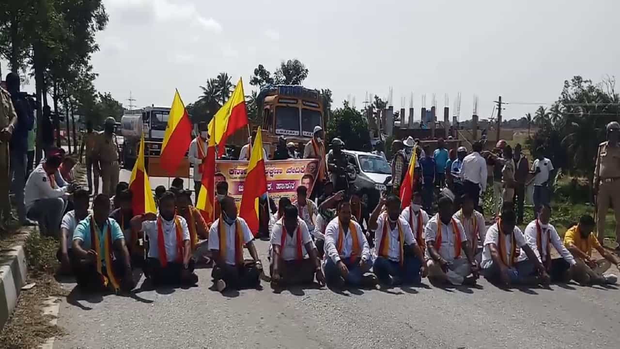 ರೈತರಿಂದ ಕರ್ನಾಟಕ ಬಂದ್: ಹಾಸನದಲ್ಲಿ ಹೆದ್ದಾರಿ ತಡೆದು ಆಕ್ರೋಶ ರೈತರಿಂದ ಕರ್ನಾಟಕ ಬಂದ್: ಹಾಸನದಲ್ಲಿ ಹೆದ್ದಾರಿ ತಡೆದು ಆಕ್ರೋಶ