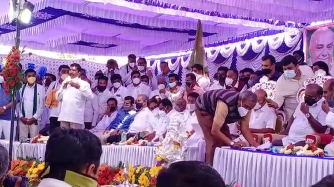 ಶಿರಾದಲ್ಲಿ JDS ಸಮಾವೇಶ: ಸಾಮಾಜಿಕ ಜವಾಬ್ದಾರಿ ಮರೆತ ನಾಯಕರು! ಶಿರಾದಲ್ಲಿ JDS ಸಮಾವೇಶ: ಸಾಮಾಜಿಕ ಜವಾಬ್ದಾರಿ ಮರೆತ ನಾಯಕರು!