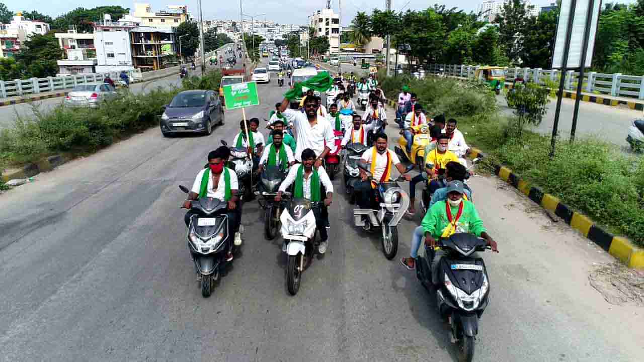 ಬಾಲಗಂಗಾಧರನಾಥ ಸ್ವಾಮೀಜಿ ಫ್ಲೈ ಓವರ್ ಏರಿ ಟೌನ್ಹಾಲ್ನತ್ತ ಸಾಗಿದ ಪ್ರತಿಭಟನಾ ಜಾಥಾ