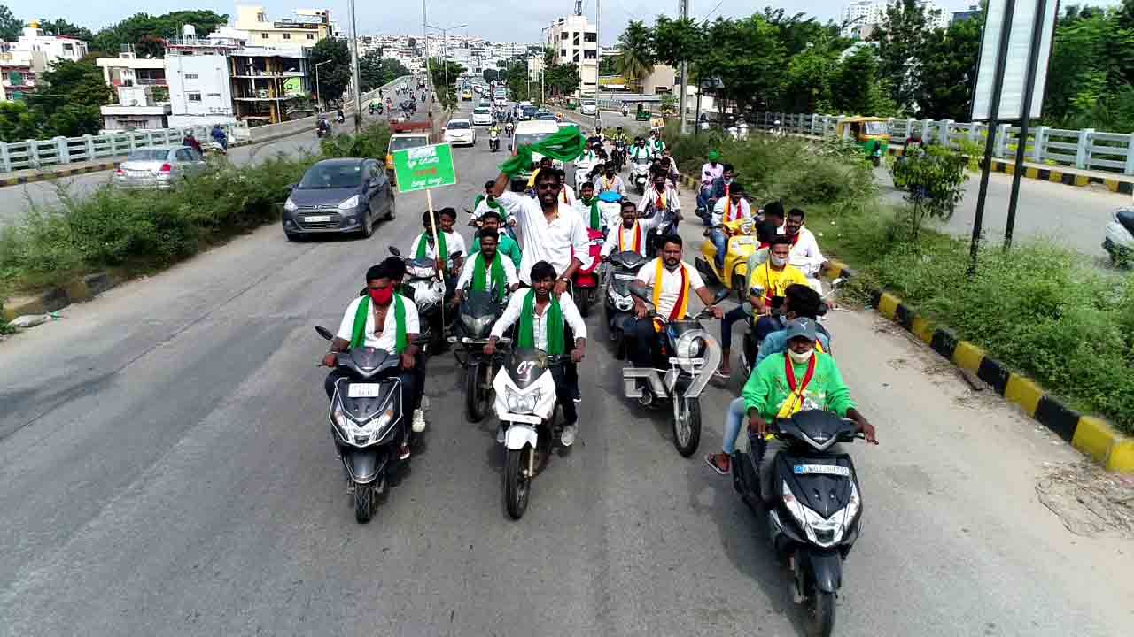 ಬಾಲಗಂಗಾಧರನಾಥ ಸ್ವಾಮೀಜಿ ಫ್ಲೈ ಓವರ್ ಏರಿ ಟೌನ್ಹಾಲ್ನತ್ತ ಸಾಗಿದ ಪ್ರತಿಭಟನಾ ಜಾಥಾ ಬಾಲಗಂಗಾಧರನಾಥ ಸ್ವಾಮೀಜಿ ಫ್ಲೈ ಓವರ್ ಏರಿ ಟೌನ್ಹಾಲ್ನತ್ತ ಸಾಗಿದ ಪ್ರತಿಭಟನಾ ಜಾಥಾ
