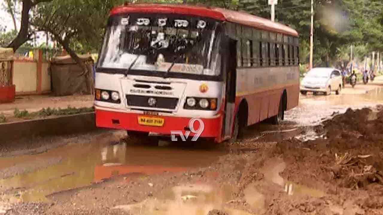 ಬೇಸಿಗೆಯಲ್ಲಿ ಧೂಳ್ ಸಿಟಿ.. ಮಳೆಗಾಲದಲ್ಲಿ ಗುಂಡಿ ಸಿಟಿ: ಚಿನ್ನದ ನಾಡು ಈಗ ಗುಂಡಿಗಳ ಬೀಡು ಬೇಸಿಗೆಯಲ್ಲಿ ಧೂಳ್ ಸಿಟಿ.. ಮಳೆಗಾಲದಲ್ಲಿ ಗುಂಡಿ ಸಿಟಿ: ಚಿನ್ನದ ನಾಡು ಈಗ ಗುಂಡಿಗಳ ಬೀಡು