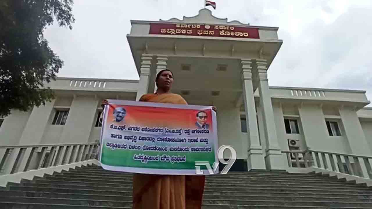 ಮಳೆ ಬಂದ್ರೂ ಡೋಂಟ್ ಕೇರ್: ಶಾಸಕಿಯಿಂದ ಏಕಾಂಗಿ ಮೌನ ಪ್ರತಿಭಟನೆ, ಯಾಕೆ? ಮಳೆ ಬಂದ್ರೂ ಡೋಂಟ್ ಕೇರ್: ಶಾಸಕಿಯಿಂದ ಏಕಾಂಗಿ ಮೌನ ಪ್ರತಿಭಟನೆ, ಯಾಕೆ?