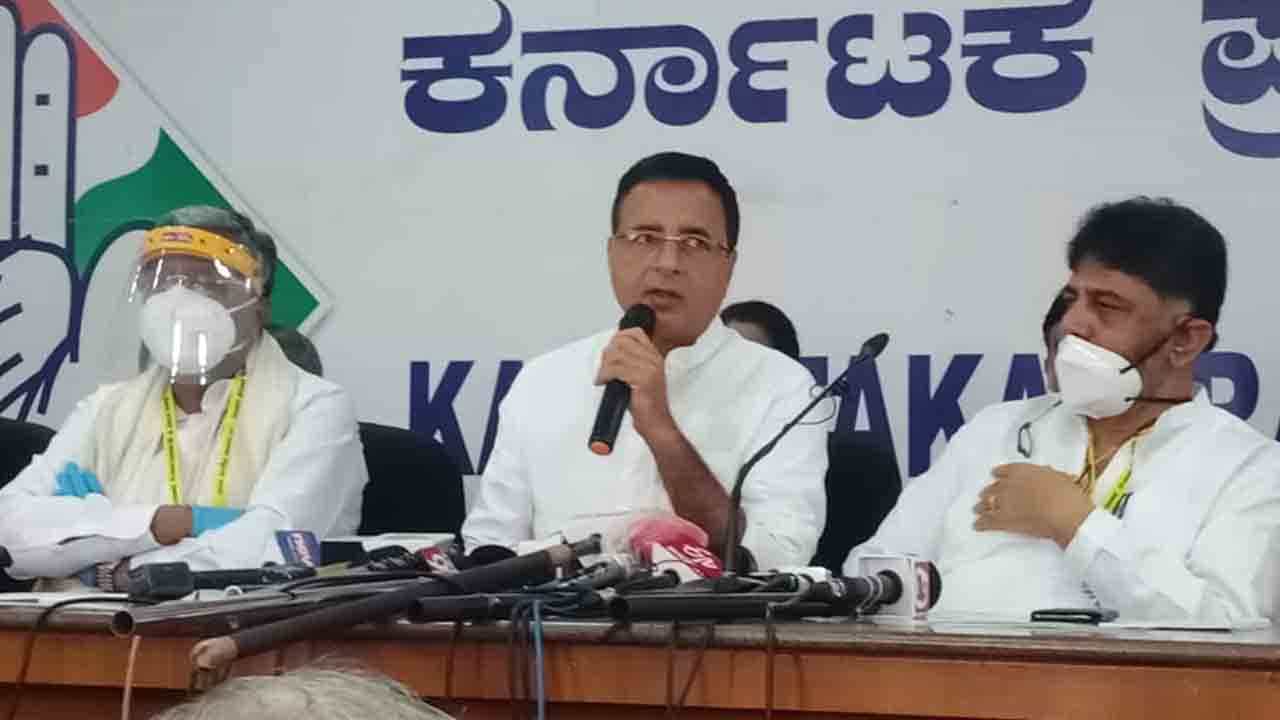 ವಿನಯ್ ಕುಲಕರ್ಣಿ ಬಂಧನ BJPಯ ರಾಜಕೀಯ ಪಿತೂರಿ -ಕಾಂಗ್ರೆಸ್ ಉಸ್ತುವಾರಿ ಸುರ್ಜೇವಾಲಾ ಕಿಡಿ ವಿನಯ್ ಕುಲಕರ್ಣಿ ಬಂಧನ BJPಯ ರಾಜಕೀಯ ಪಿತೂರಿ -ಕಾಂಗ್ರೆಸ್ ಉಸ್ತುವಾರಿ ಸುರ್ಜೇವಾಲಾ ಕಿಡಿ