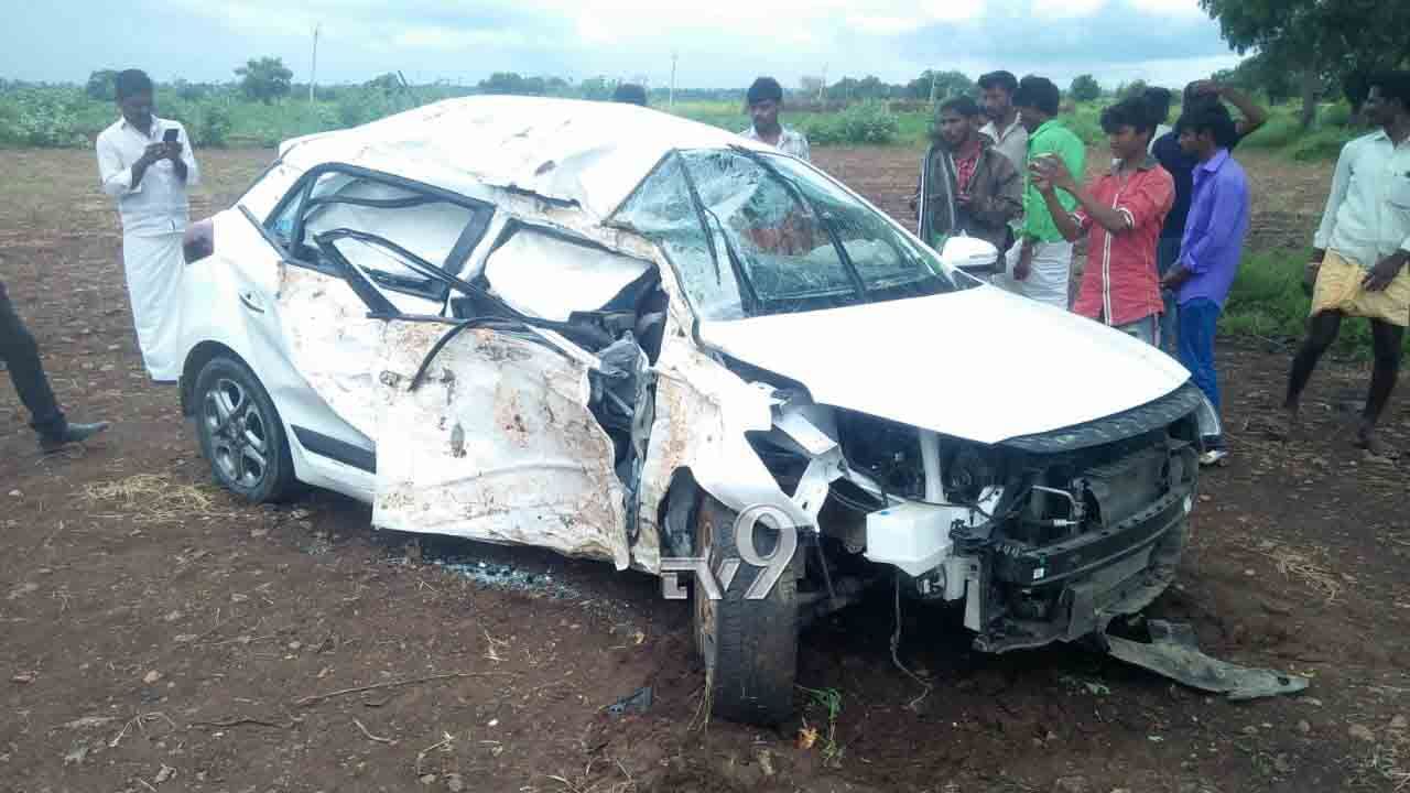 ಮರಕ್ಕೆ ಕಾರ್ ಡಿಕ್ಕಿ: ಪತಿ ಸಾವು, ಪತ್ನಿ-ಮಗಳು ಪಾರು, ಯಾವೂರಲ್ಲಿ? ಮರಕ್ಕೆ ಕಾರ್ ಡಿಕ್ಕಿ: ಪತಿ ಸಾವು, ಪತ್ನಿ-ಮಗಳು ಪಾರು, ಯಾವೂರಲ್ಲಿ?