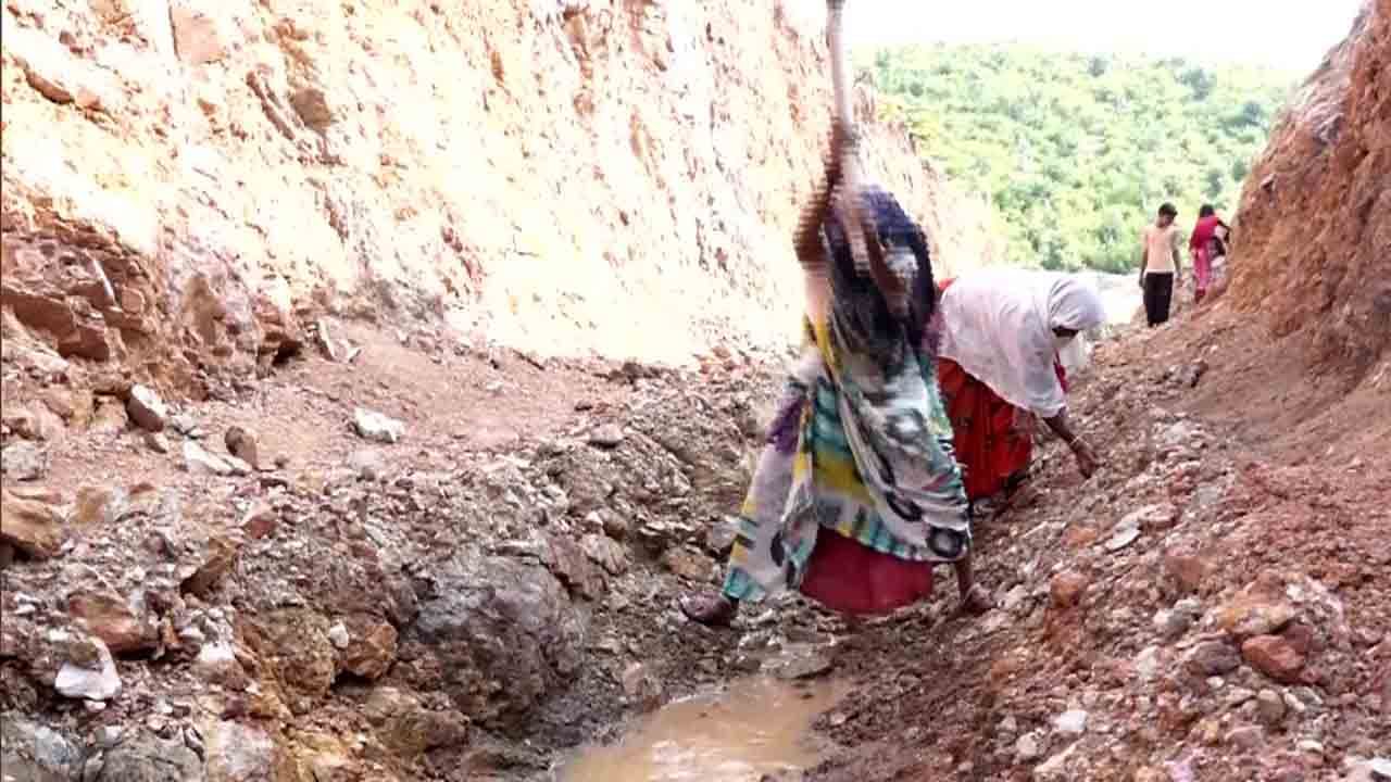 ಗ್ರಾಮದ ಕೆರೆಗೆ ನೀರು ಹರಿಸಲು ಬೆಟ್ಟವನ್ನೇ ಬಗೆದ ಕಲಿಯುಗದ ಭಾಗೀರಥಿಯರು